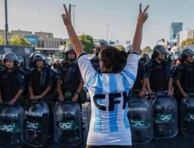 Αργεντινή: Συγκρούσεις διαδηλωτών με την αστυνομία για τα μέτρα λιτότητας (φωτό, βίντεο)